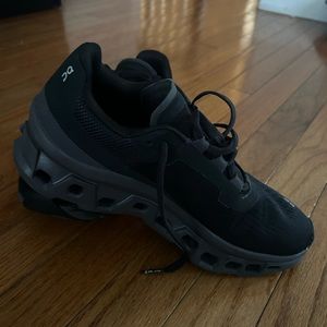 On cloud/ On running black shoe